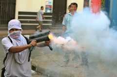澳门太阳城集团：尼加拉瓜桑地诺民族解放阵线的支持者使用自制武器向制宪自